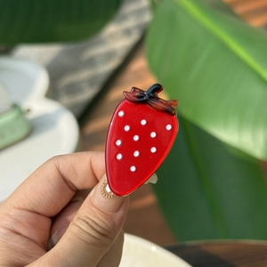 Pince à cheveux fraise en acrylique avec pois blancs et design de cœur coloré