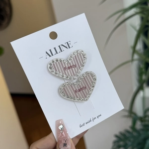 Funkelnde herzförmige Haarklammern mit rosa Streifen und Fancy-Text auf Display-Karte