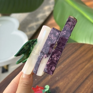 Pince à cheveux en acétate forme bambou avec texture marbrée violette et feuilles
