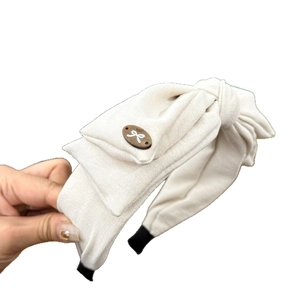 Serre-tête beige à pois avec nœud papillon, boucle décorative et embouts antidérapants