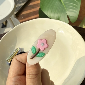 Pince à cheveux florale en acétate avec fleur rose et strass pour un style d'été doux