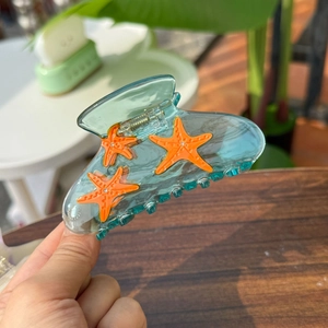 Pinza para el pelo con estrellas de mar en acetato verde con brillantes de imitación