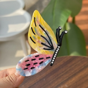 Molla per capelli a farfalla colorata in acetato con trama marmorizzata e strass