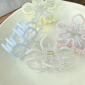 Detailansicht transparenter Blumen-Haarklammern aus Acetat mit Strass in vier Pastellfarben