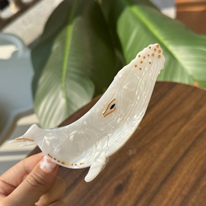 White whale hair claw clip made of acetate with a pearl-like finish and golden details