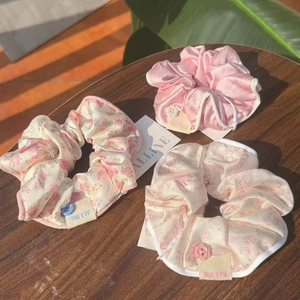 Chouchou Satin Français Bouton Motifs Fleurs Ours Élastique Cheveux Pastoral Doux Bandeau Cheveux Femmes Filles Accessoire