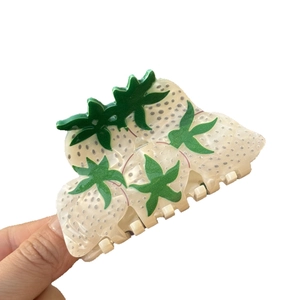 Pince à cheveux fraise en acétate blanc crème avec feuille verte et ressort en métal