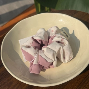 Chouchou élégant bicolore en dentelle rose et beige fleuri pour queue de cheval chic