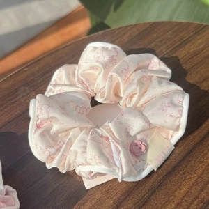 Chouchou en satin à fleurs et ours avec fleur 3D rose pour coiffure femme