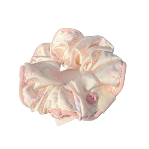 Chouchou satiné à fleurs avec bouton rose et tissu crème élégant pour femmes