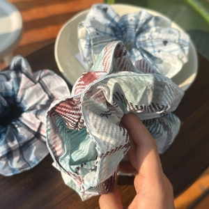 Gros plan de chouchous en tissu avec motifs à carreaux et pied-de-poule sur une assiette