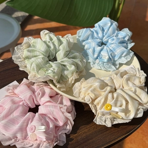 Gestreifte Stoff Scrunchies Mit Schleife Und Knopfdekor Plissierte Rüschen Haargummis Für Damen Mädchen Süß Täglich Haarschmuck
