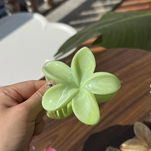 Pinza per capelli a fiori verde chiaro con effetto marmo per styling coda alta