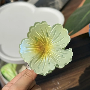 Chic gradient green flower claw clip with five-petal design for elegant hair styling
