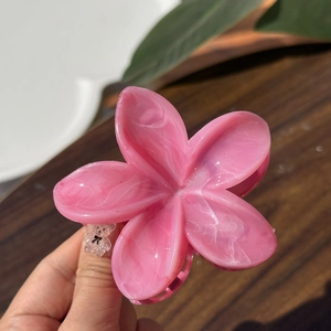Pinza per capelli a forma di fiore rosa marmorizzato per acconciature eleganti e chic