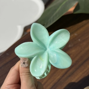 Pinza per capelli a forma di plumeria verde chiaro con texture effetto marmo