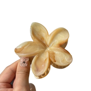 Molla per capelli a fiore con effetto marmo per coda alta in crema e color ambra