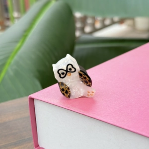 Mini pince à cheveux hibou en acétate avec texture marbrée et détails d'ailes
