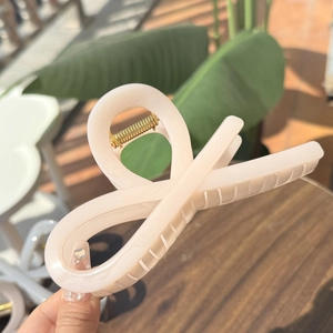 Grande pince à cheveux 13,5 cm crème avec un design élégant ruban croisé pour femmes