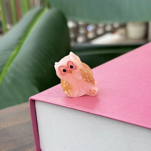 Mini pince à cheveux hibou en acétate rose et doré avec détails de plumes élégants