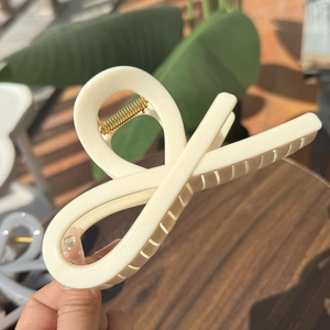 Grande pince à cheveux 13,5 cm crème avec design torsadé et ressort en métal doré