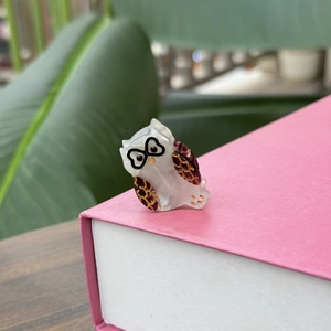 Mini pince à cheveux hibou en acétate avec texture perle blanche et motifs violets