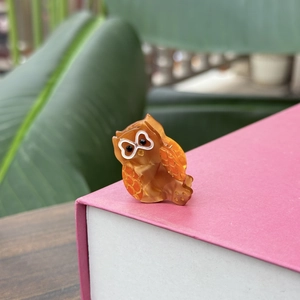 Mini pince à cheveux hibou en acétate marron ambre avec texture écaillée orange