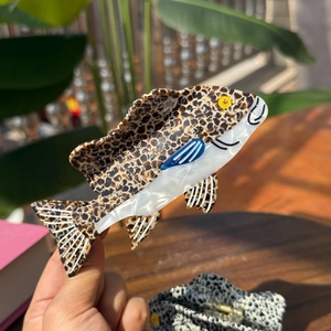 Pince à cheveux créative en forme de poisson marron et blanc tacheté en acétate