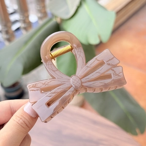 Détail de la pince à cheveux double nœud de 8cm en résine marbrée rose poudré chic