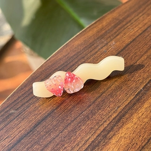 Details süßer rosa Erdbeer-Haarspangen mit gewellter Basis aus cremefarbenem Harz