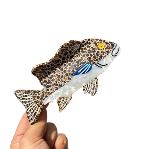Pince à cheveux créative en forme de poisson avec taches léopard et motifs marbre