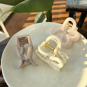 Gros plan de barrettes papillon en trois couleurs avec ressorts en métal doré durable