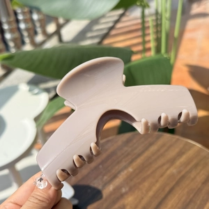 Grande pince à cheveux bombée beige de 15 cm en acrylique brillant avec une prise sûre