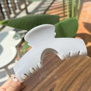 Détail de la pince à cheveux gris clair de 15 cm avec des dents entrelacées de haute qualité