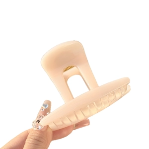 Pince à cheveux rose nude de 8 cm avec finition mate et ressort doré en main