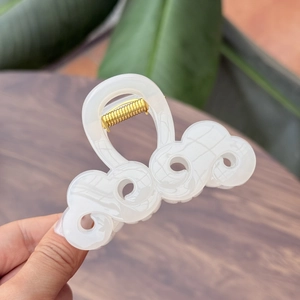 Elegante pinza per capelli da 8cm con trama in marmo bianco e molla dorata per donna
