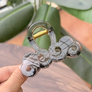 Elegante pinza per capelli grigio scuro a forma di nuvola con molla dorata e foglie