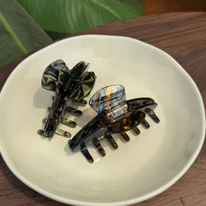 Set of two large tortoiseshell hair claws in acetate with strong metal springs