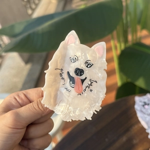 Cute Samoyed dog hair claw clip made of white acetate with a pearlescent finish