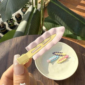 Fermagli per capelli a onde in metallo opaco con design colorato a contrasto