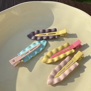Set di quattro fermagli per capelli in metallo ondulato in opachi colori macaron