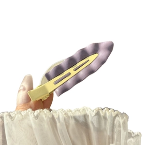 Fermaglio per capelli a onda minimalista viola e giallo tenue su uno sfondo bianco