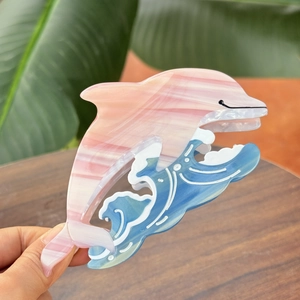 Pince à cheveux dauphin en acétate marbré rose et bleu avec un design océan épuré