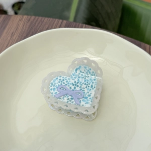Pinza per capelli a cuore floreale blu con bordo in pizzo e fiocco viola
