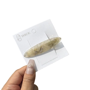 Pince à cheveux ovale élégante en acétate avec texture marbrée et finition écaille