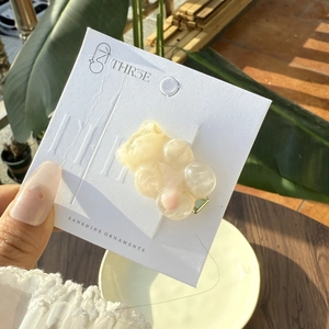 Schattige haarspeld met crèmekleurige gummibeer van hars voor een lieve haarstijl