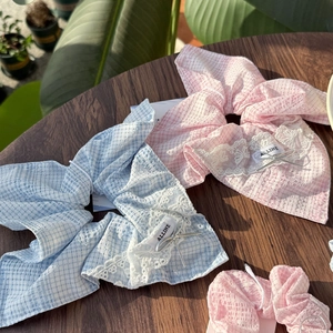 Süßer Karo-Haargummi mit Spitzenborte und silbernem Bogenanhänger in Blau und Rosa