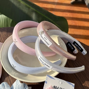 Set aus vier süßen Stoffhaarbändern in Rosa und Blau mit stylischen gewebten Logos