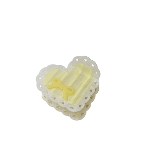 Pinza per capelli a cuore giallo marmorizzato con pizzo bianco e decorazione fiocco