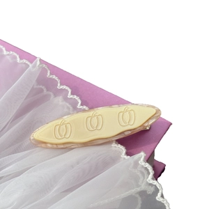 Florale ovale Haarspange aus Acetat mit Obstmuster auf lila und Netz Hintergrund